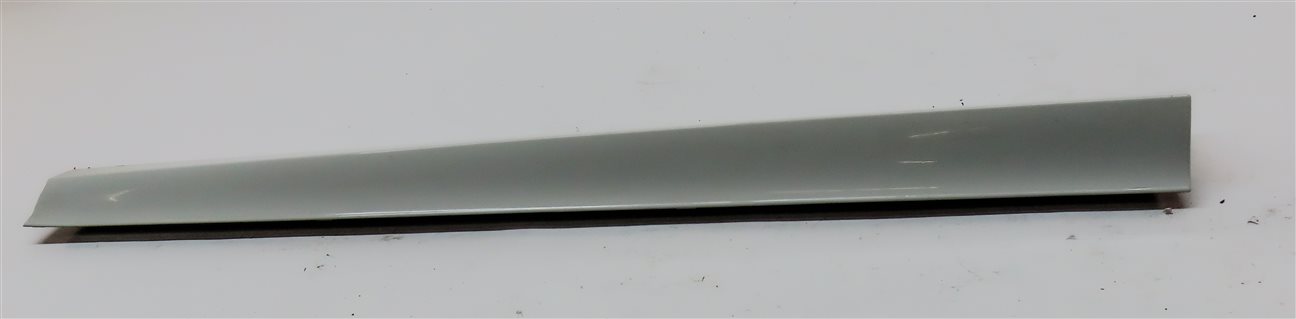 Thumbnail 2: 18-23 BMW X3 X4 (G01 G02) FRONT RIGHT PASSENGER LOWER DOOR TRIM MOULDING (WHITE)
