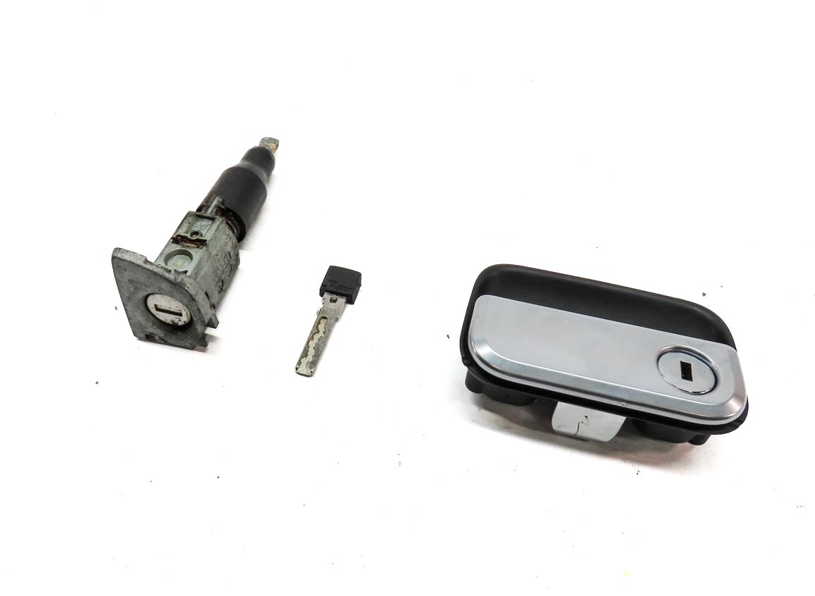 2011 PORSCHE CAYENNE (958) FRONT LEFT DOOR & GLOVE BOX w/ SKELETON KEY SET