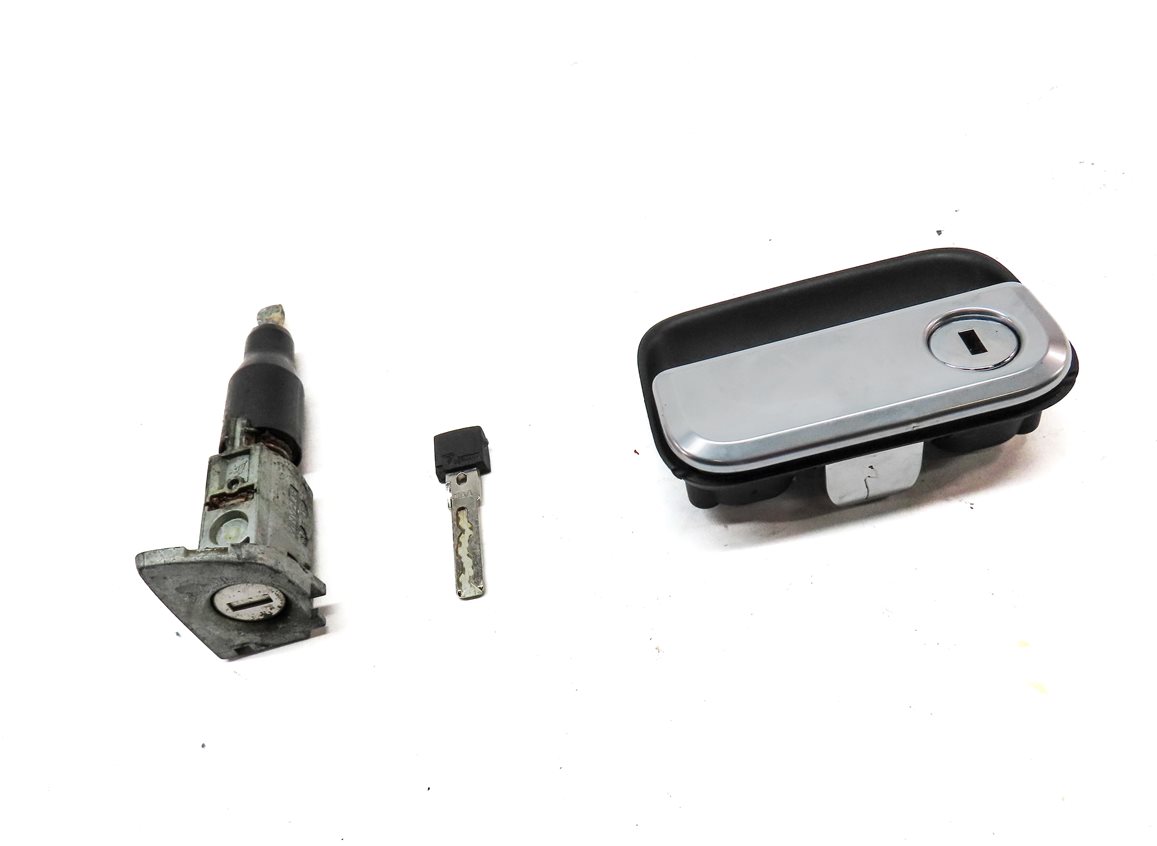 Thumbnail 3: 2011 PORSCHE CAYENNE (958) FRONT LEFT DOOR & GLOVE BOX w/ SKELETON KEY SET
