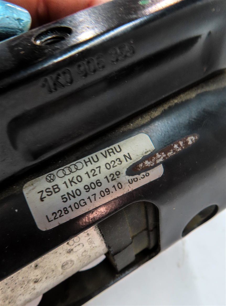 Thumbnail 8: 2011 AUDI A3 (8P) 2.0L DIESEL (CBEA) ENGINE INLINE FUEL PUMP FILTER & HOUSING