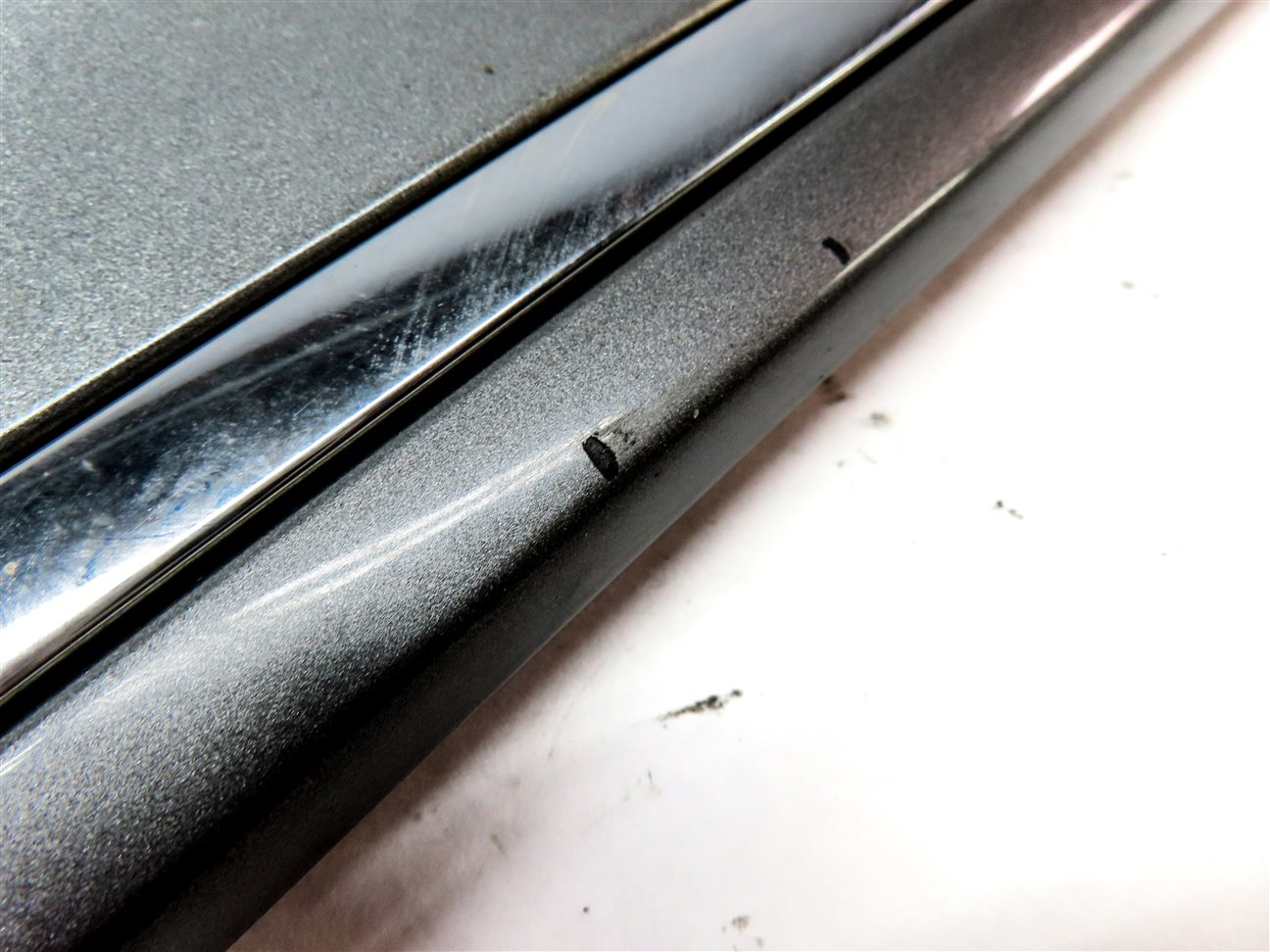 Thumbnail 10: 10-15 AUDI Q7 (4L) FRONT RIGHT PASSENGER LOWER DOOR TRIM MOULDING PANEL (Grey)