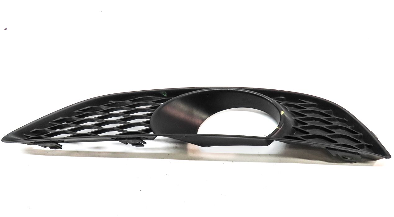 Thumbnail 4: 2015 AUDI Q7 PRESTIGE (4L) FRONT RIGHT PASSENGER LOWER FOG LIGHT TRIM (BLACK)