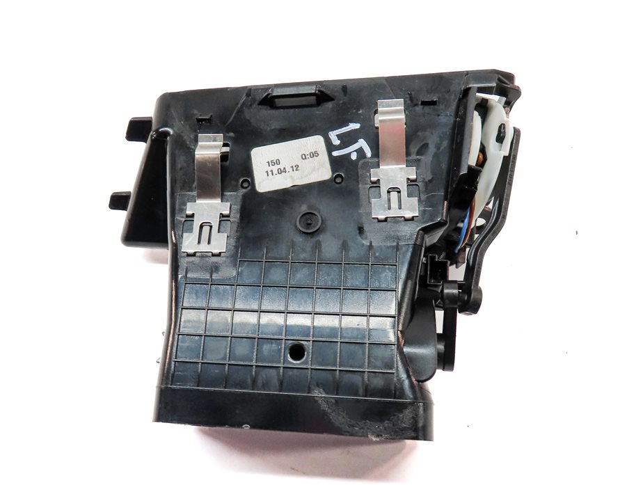 Thumbnail 4: 2012 MERCEDES E350 SEDAN (W212) FRONT LEFT DRIVER DASH HEAT AIR AC VENT (Black)