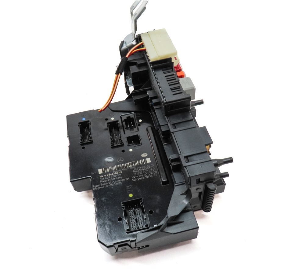 Thumbnail 1: 11-12 MERCEDES E350 E550 CLS550 (W212 W218) REAR SIGNAL ACQUISITION MODULE SAM