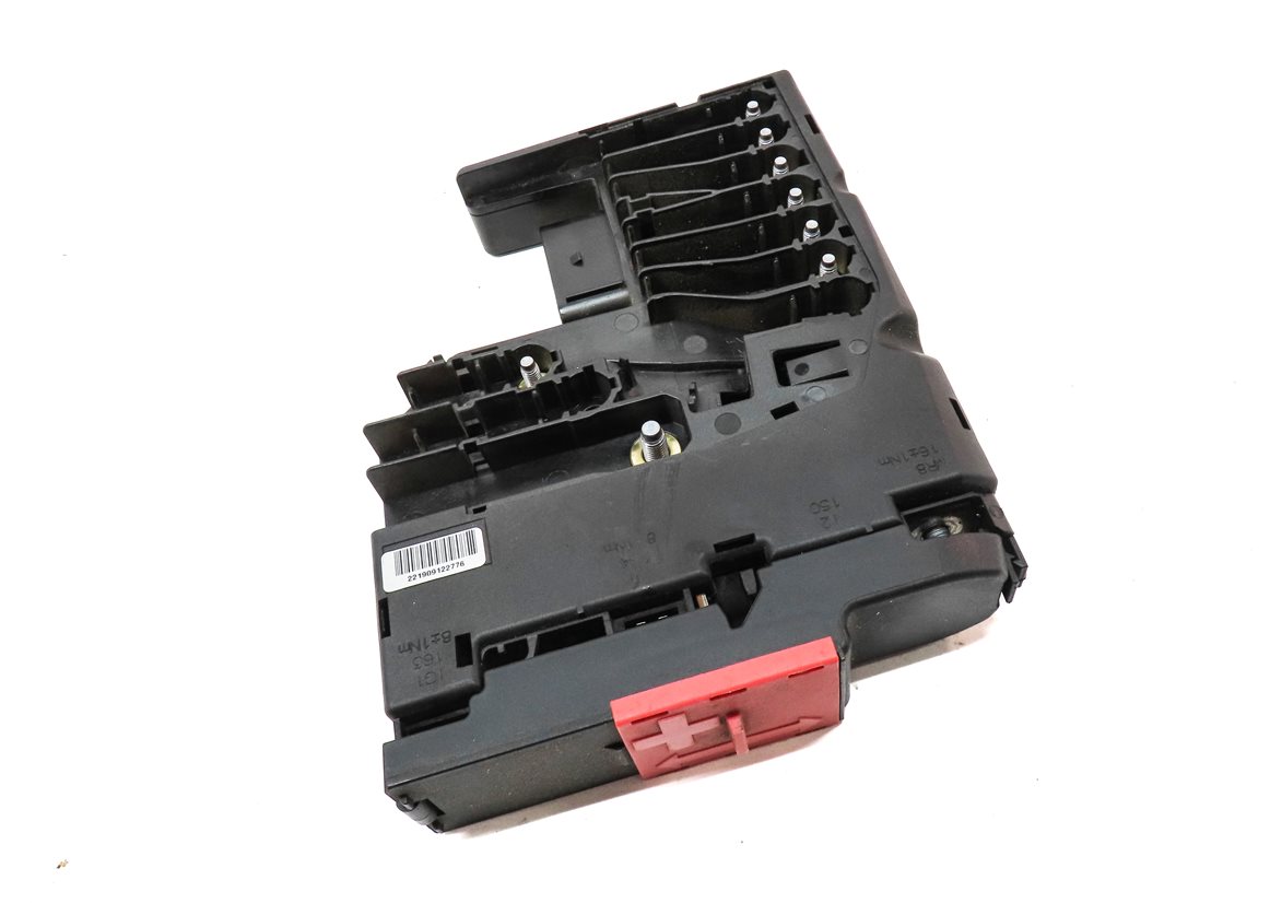 Thumbnail 3: 2013 MERCEDES E350 SEDAN (W212) 3.5L ENGINE POSITIVE TERMINAL POWER JUNCTION BOX
