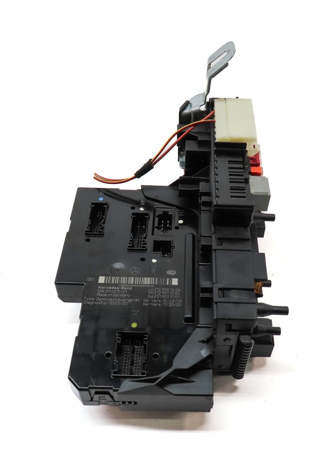 Thumbnail 2: 2013 MERCEDES E350 SEDAN (W212) REAR SIGNAL ACQUISIONS SAM CONTROL MODULE