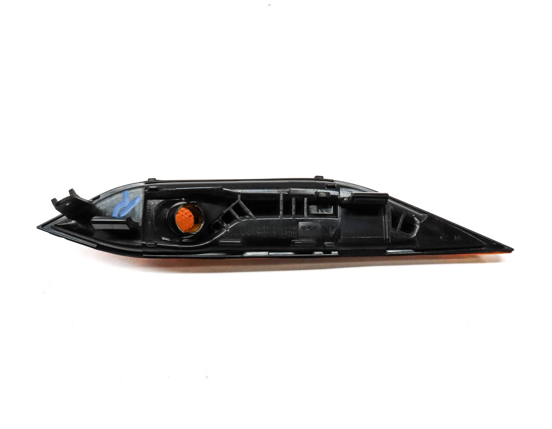 Thumbnail 4: 2011 PORSCHE CAYENNE HYBRID (958) FRONT RIGHT SIDE FENDER MARKER LIGHT (NO BULB)