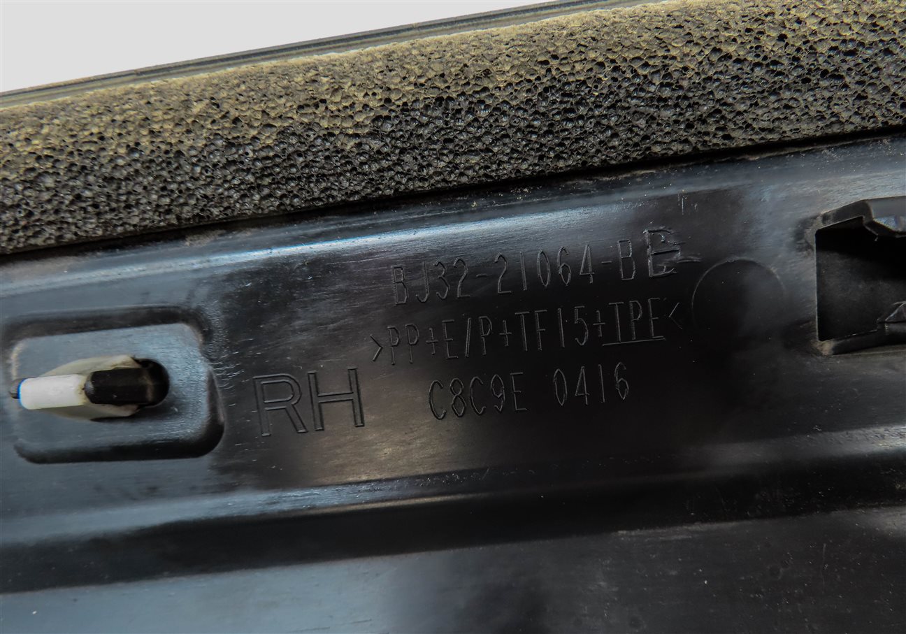 Thumbnail 7: 13 ROVER EVOQUE (L538) FRONT RIGHT PASSENGER LOWER DOOR TRIM MOULDING (Grey)