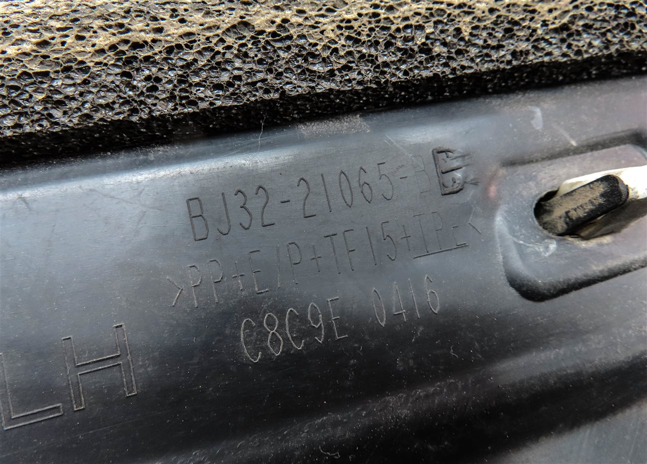 Thumbnail 7: 2013 ROVER EVOQUE (L538) FRONT LEFT DRIVER LOWER DOOR TRIM MOULDING (Grey)
