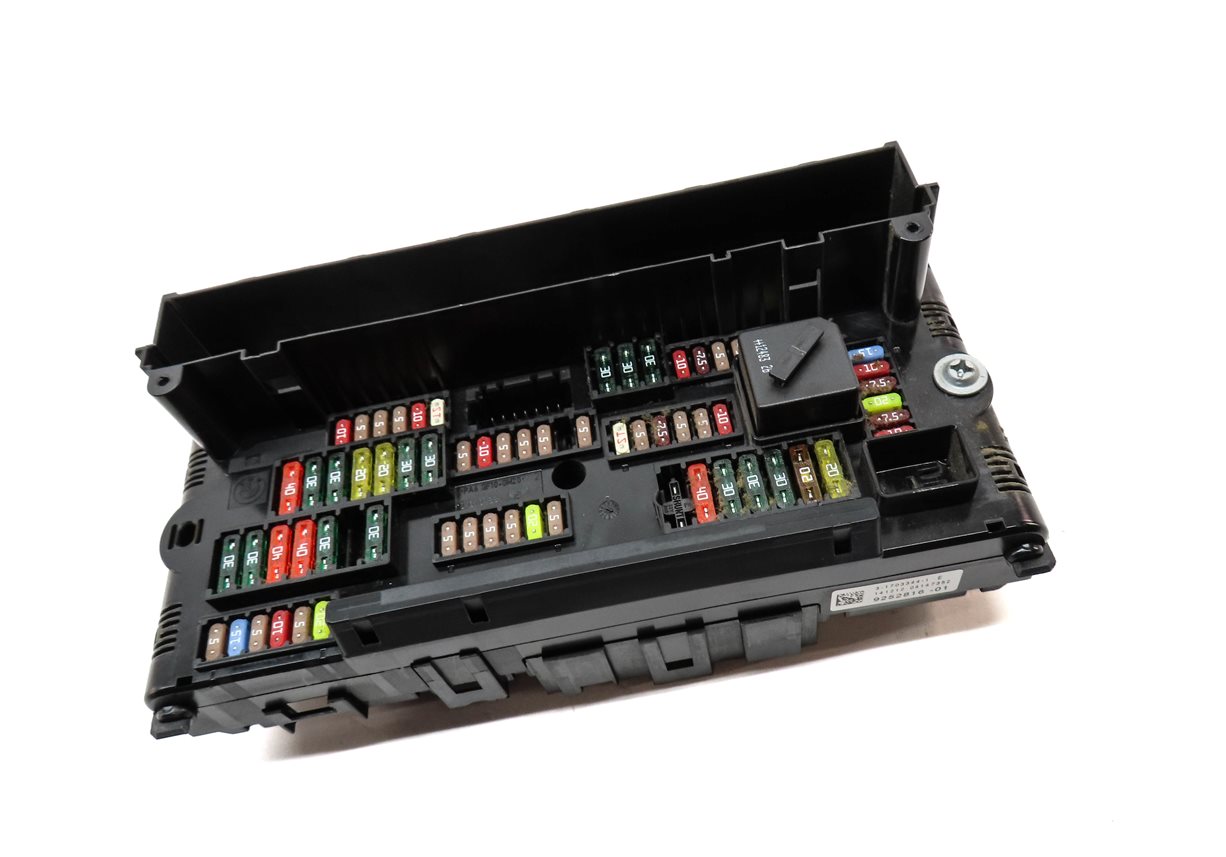 Thumbnail 3: 2013 BMW 750LI (F01) FRONT POWER DISTRIBUTION RELAY FUSE BOX