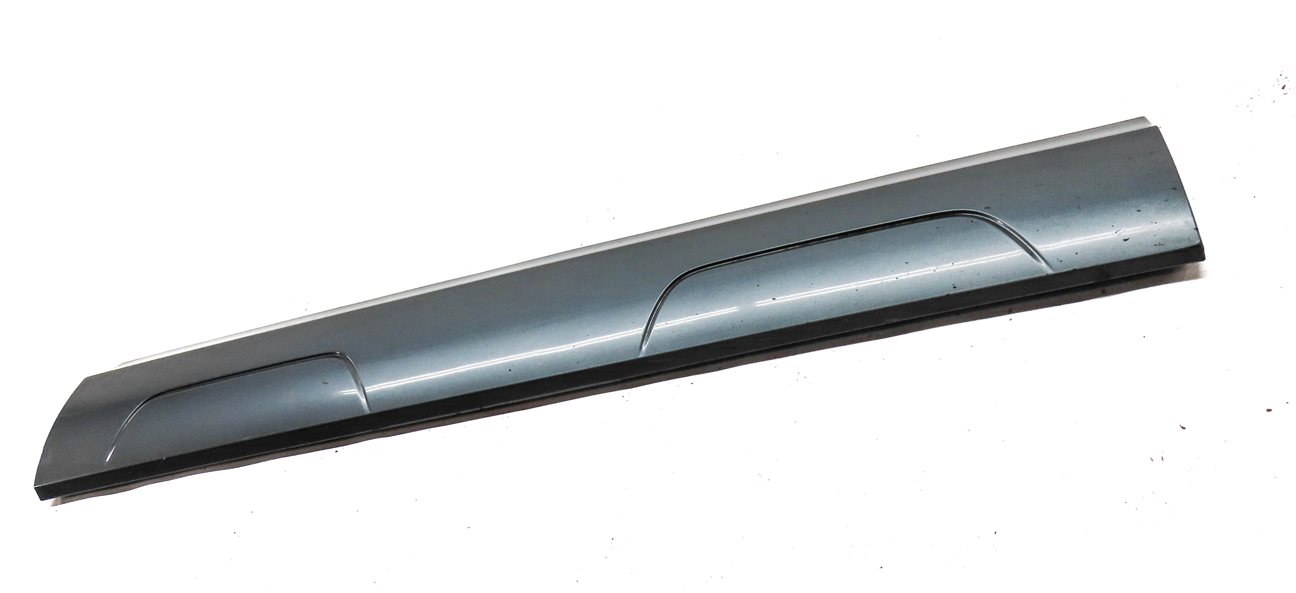 Thumbnail 3: 2015 AUDI Q3 SUV (8U) FRONT RIGHT PASSENGER LOWER DOOR TRIM MOULDING (Gray)
