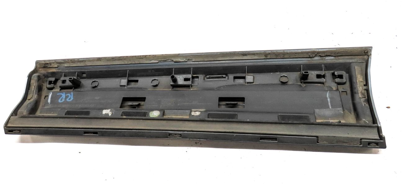 Thumbnail 5: 2015 AUDI Q3 (8U) REAR RIGHT LOWER DOOR MOULDING TRIM PANEL (Gray)