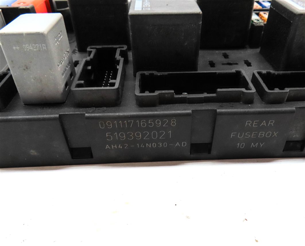 Thumbnail 4: 2010 RANGE ROVER (L322) REAR POWER JUNCTION RELAY REAR FUSE BOX