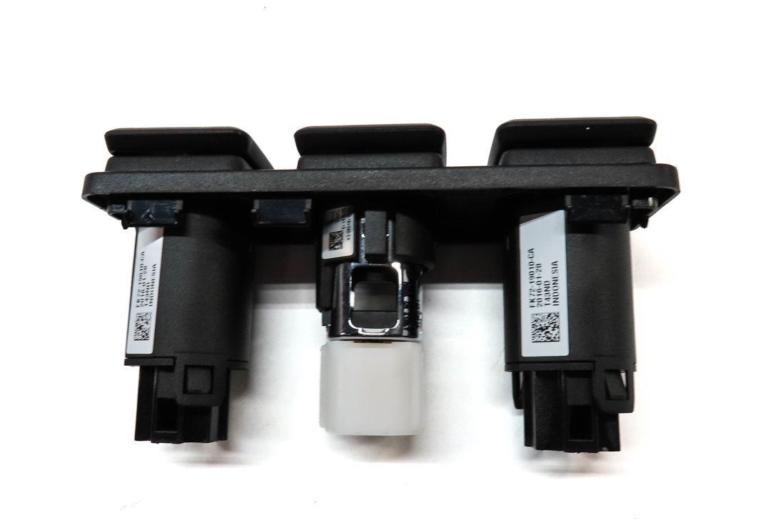 Thumbnail 6: 2016 LAND ROVER DISCOVERY SPORT (L550) REAR 5V 12V SOCKET CHARGING PLUG PANEL