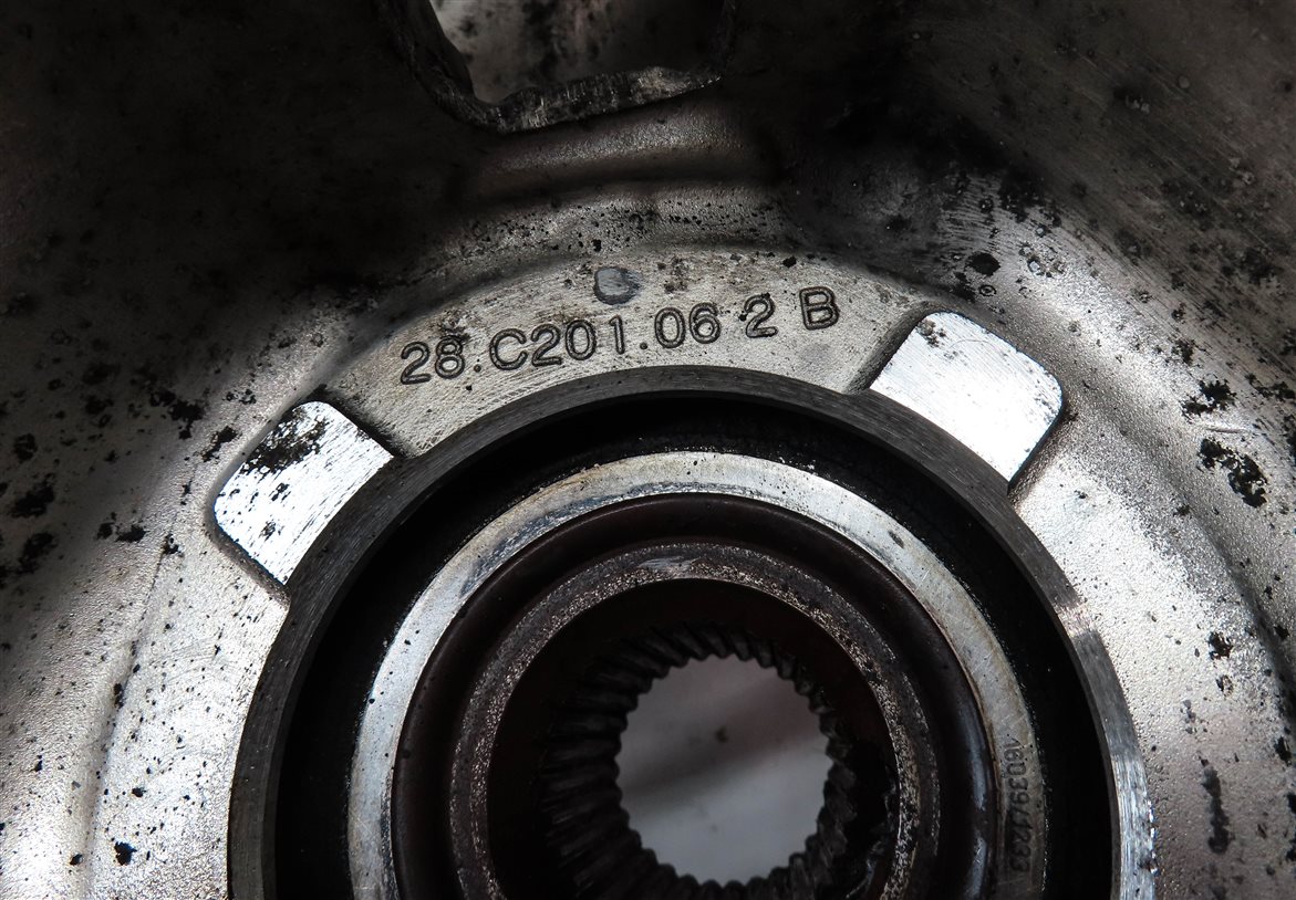 Thumbnail 8: 2015-2019 DISCOVERY SPORT EVOQUE (L538 L550) RIGHT FRONT SPINDLE KNUCKLE HUB