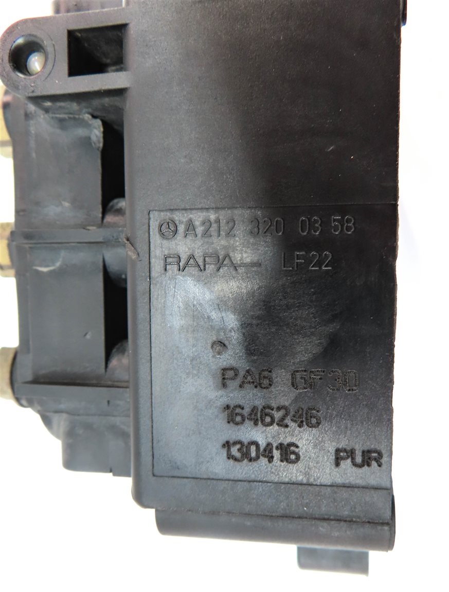 Thumbnail 7: 2013 MERCEDES S550 (W221) AIR SUSPENSION TRANSFER RELIEF VALVE BLOCK