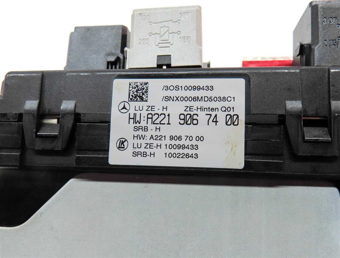 Thumbnail 4: 2013 MERCEDES S550 (W221) REAR RELAY FUSE BOX POWER JUNCTION