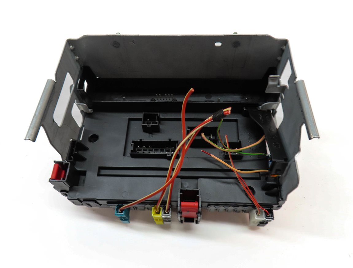 Thumbnail 5: 2013 MERCEDES S550 (W221) REAR RELAY FUSE BOX POWER JUNCTION