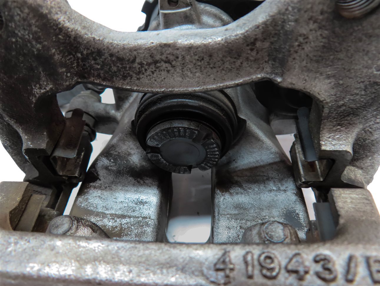 Thumbnail 7: 13-20 MERCEDES B250 CLA250 GLA250 (C117 W242 W246 X156) LEFT REAR BRAKE CALIPER