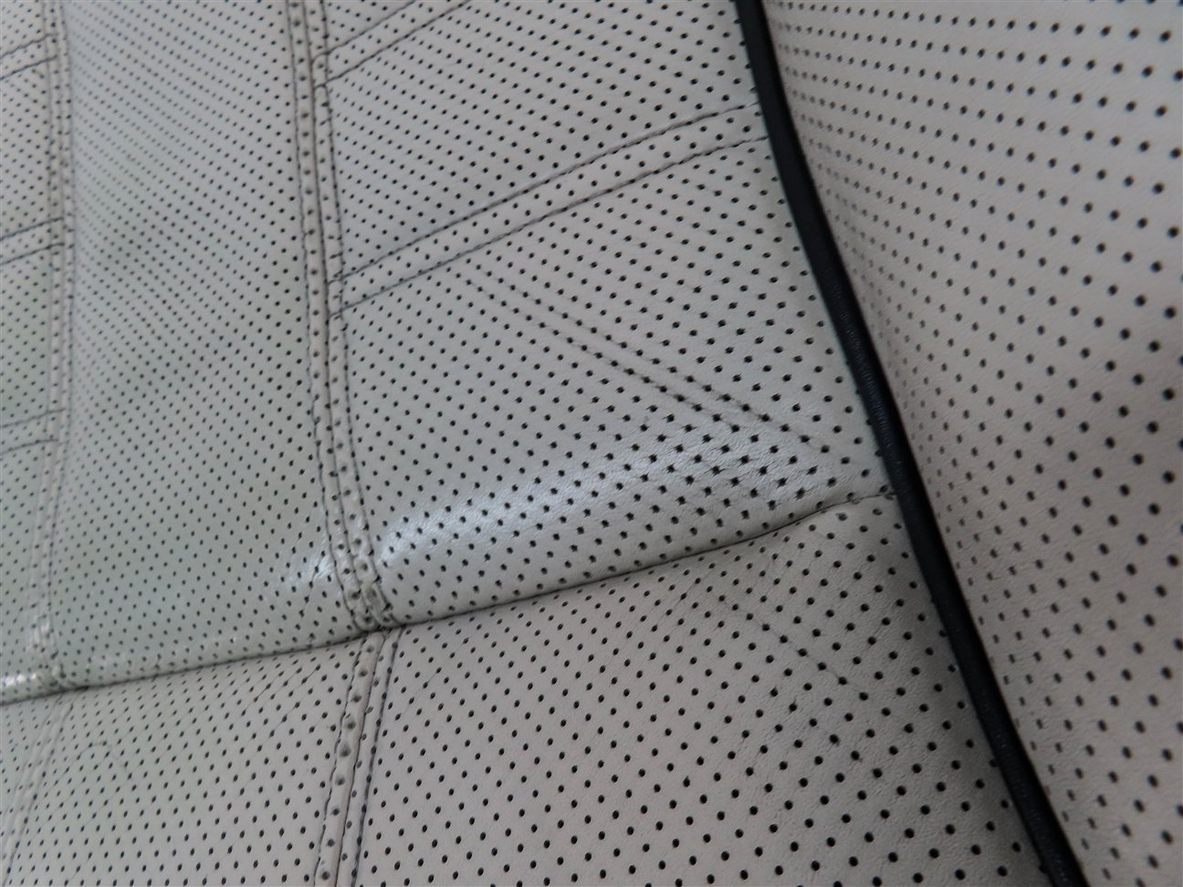 Thumbnail 8: 14-20 ROVER SPORT (L494) LEFT DRIVER LOWER BOTTOM SEAT CUSHION (Ebony/Ivory)