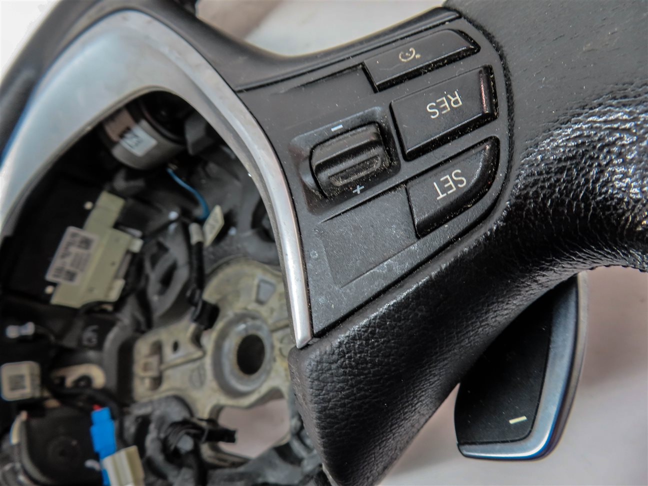 Thumbnail 8: 12-18 BMW 2 3 4 SERIES F22 F30 F32 SPORT STEERING WHEEL w/ SHIFT PADDLES (Black)