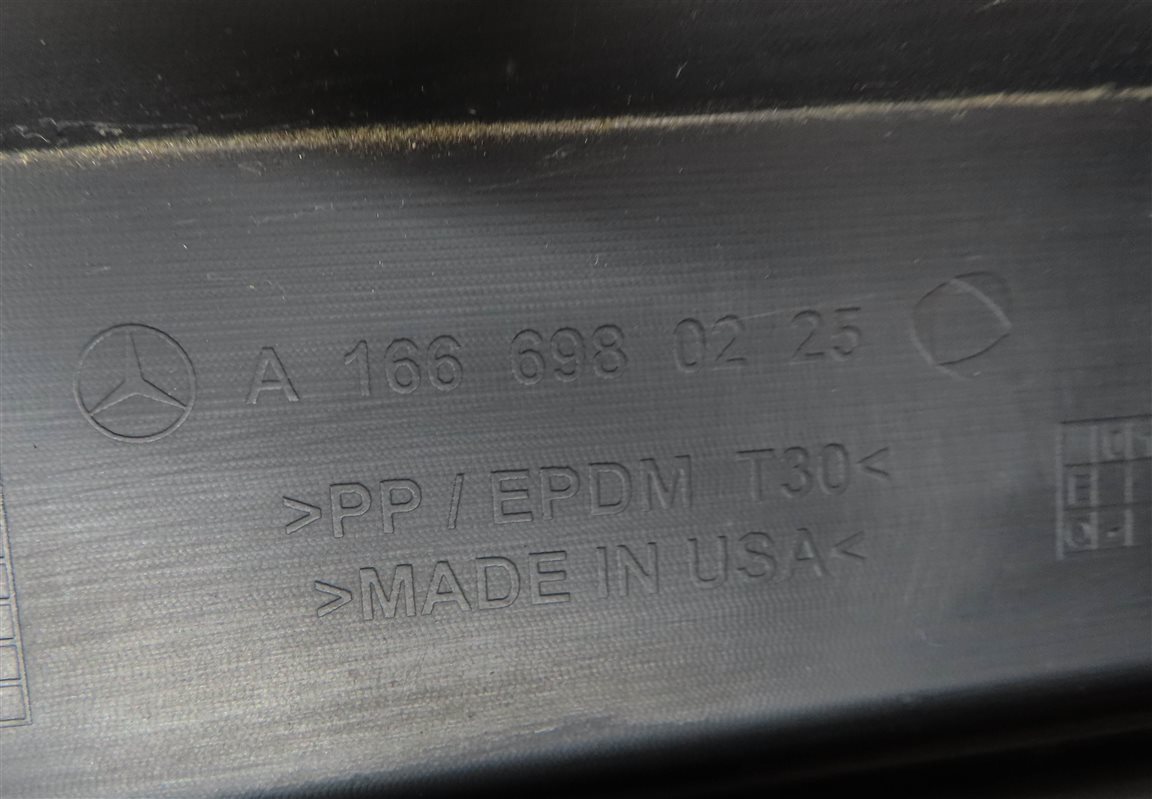 Thumbnail 8: 2015 MERCEDES ML350 (W166) RIGHT PASSENGER RUNNING STEP BOARD TRIM COVER