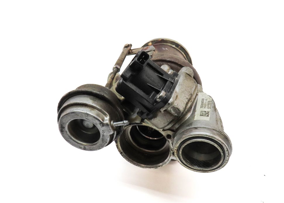 Thumbnail 4: 08-14 BMW 550i 750i X5 X6 (E70 E71 F01 F10) 4.4L N63 ENGINE RIGHT TURBOCHARGER