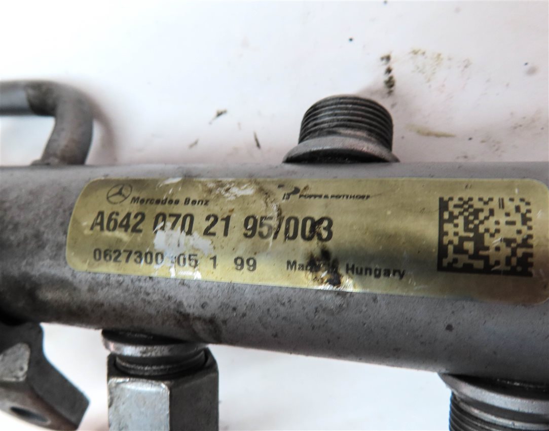 Thumbnail 7: 2007 MERCEDES ML320 (W164) 3.0L DIESEL (OM642) LEFT FUEL INJECTOR RAIL w/ LINES
