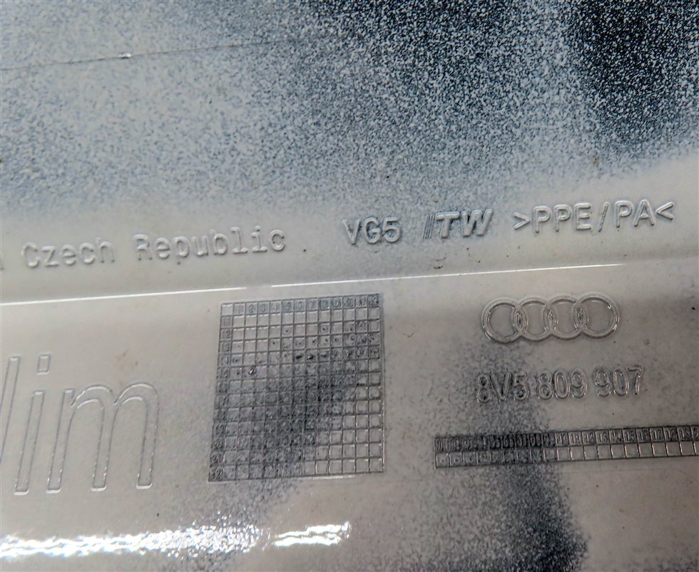 Thumbnail 6: 15-18 AUDI A3 S3 (8V) FUEL TANK FILLER GAS TANK DOOR FLAP COVER TRIM (White)