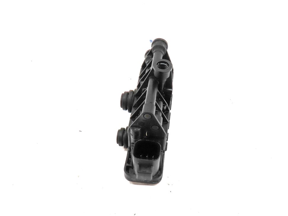 Thumbnail 5: 2012 RANGE ROVER (L322) AIR SUSPENSION TRANSFER RELIEF VALVE BLOCK