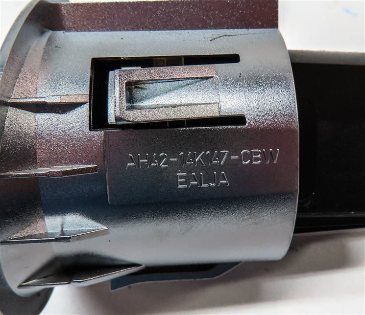 Thumbnail 5: 2012 RANGE ROVER (L322) FRONT RIGHT PASSENGER GLOVEBOX RELEASE SWITCH BUTTON