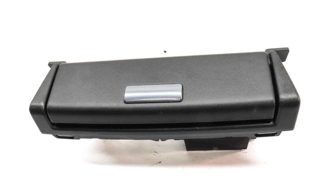 Thumbnail 2: 12 RANGE ROVER (L322) REAR ENTERTAINMENT AUDIO VIDEO AV JACK w/ 12 VOLT SOCKETS