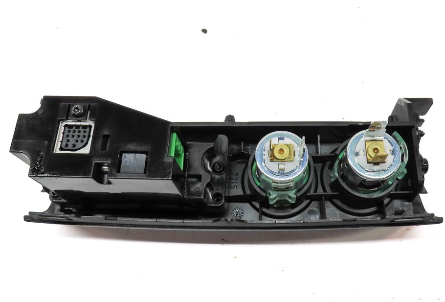 Thumbnail 6: 12 RANGE ROVER (L322) REAR ENTERTAINMENT AUDIO VIDEO AV JACK w/ 12 VOLT SOCKETS