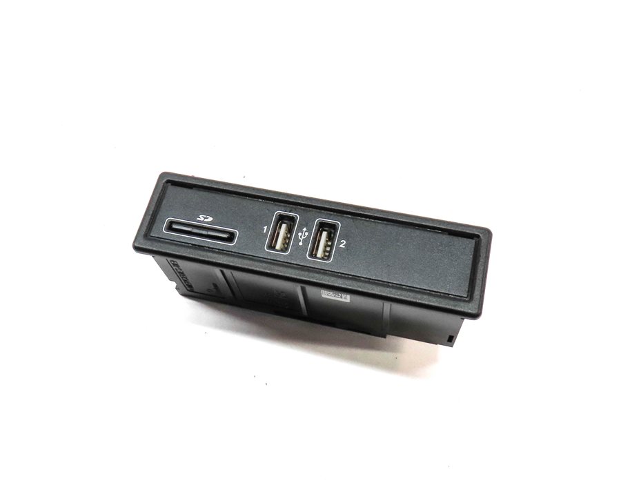 2015 MERCEDES C300 (W205) USB SD CARD READER JACK PANEL w/ SD CARD INCLUDED