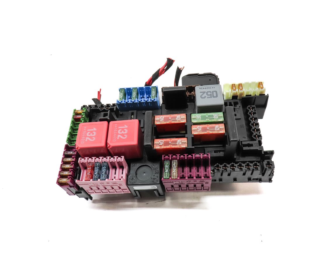 Thumbnail 2: 2015 MERCEDES C300 (W205) REAR FUSE POWER JUNCTION RELAY PANEL BOX