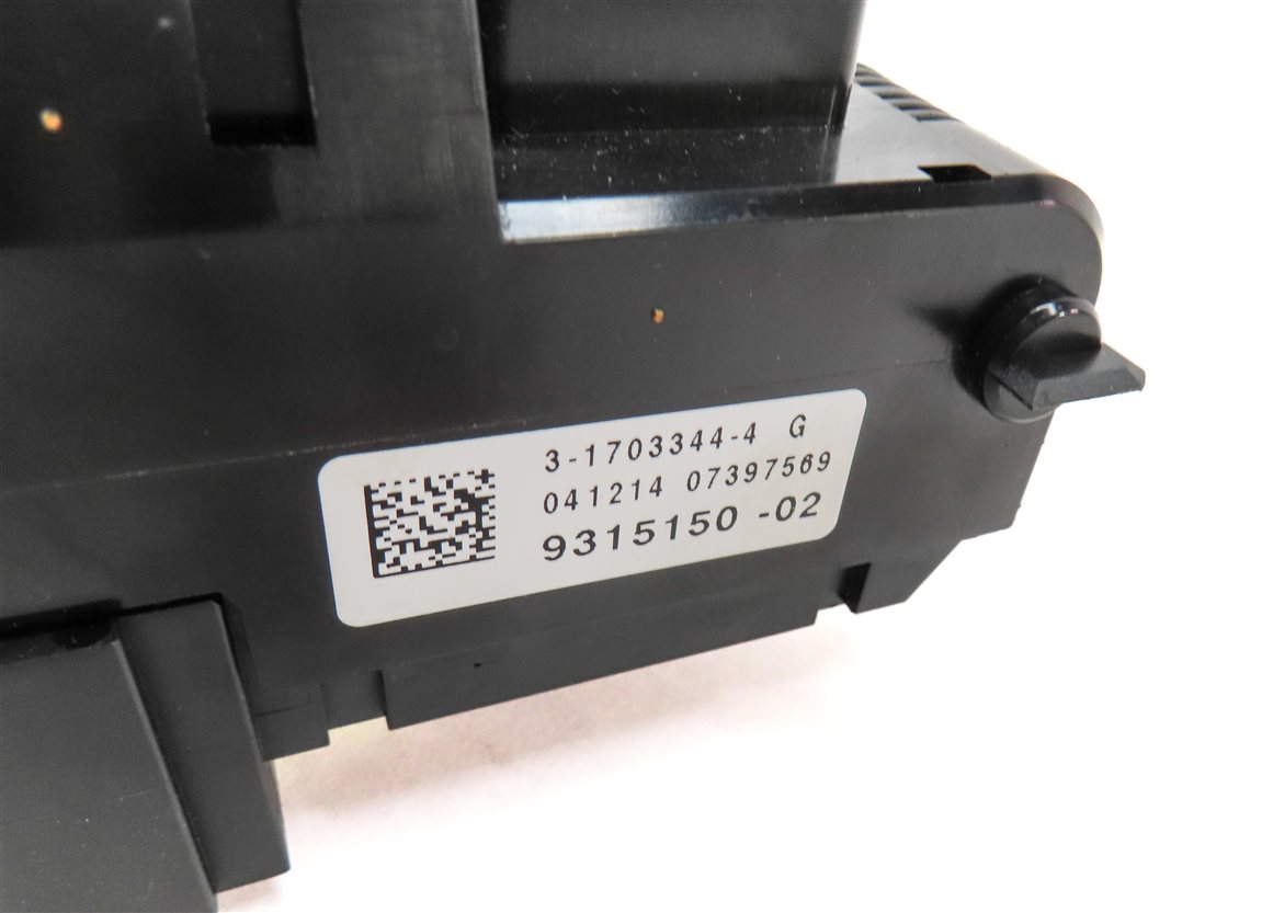 Thumbnail 5: 2015 BMW X3 (F25) FRONT POWER DISTRIBUTION FUSE BOX RELAY JUNCTION