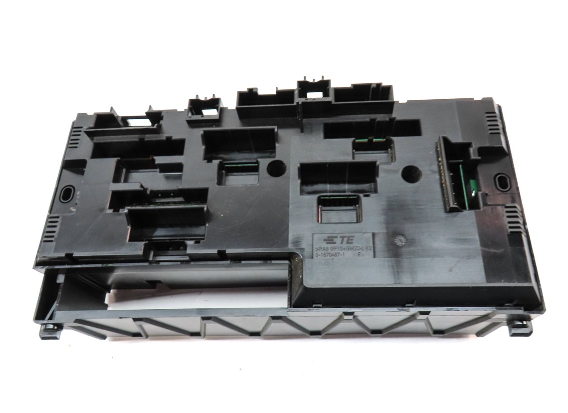 Thumbnail 4: 2015 BMW X4 (F26) FRONT JUNCTION POWER DISTRIBUTION RELAY FUSE BLOCK