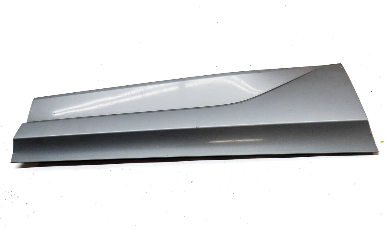 Thumbnail 2: 2016-2018 AUDI Q3 (8U) REAR RIGHT DOOR LOWER MOULDING RUNNER TRIM (Silver)