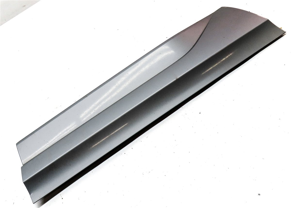Thumbnail 3: 2016-2018 AUDI Q3 (8U) REAR RIGHT DOOR LOWER MOULDING RUNNER TRIM (Silver)
