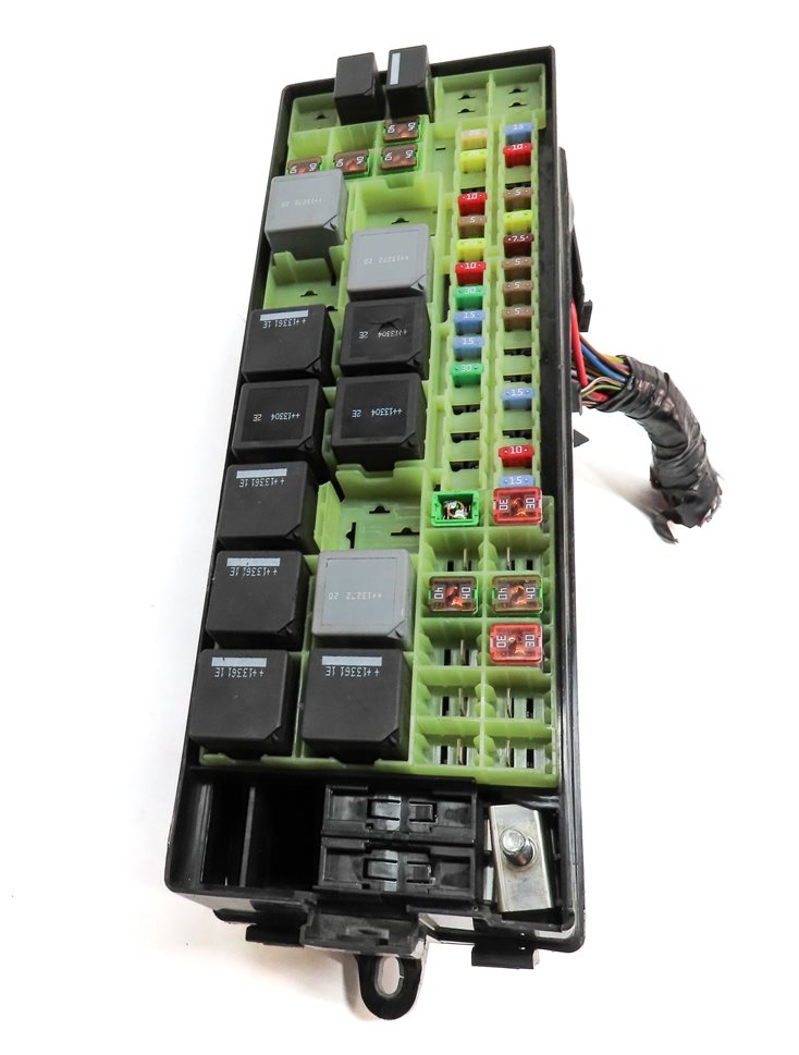 Thumbnail 6: 2014 RANGE ROVER SPORT (L494) 3.0L SUPERCHARGED ENGINE FUSE BOX
