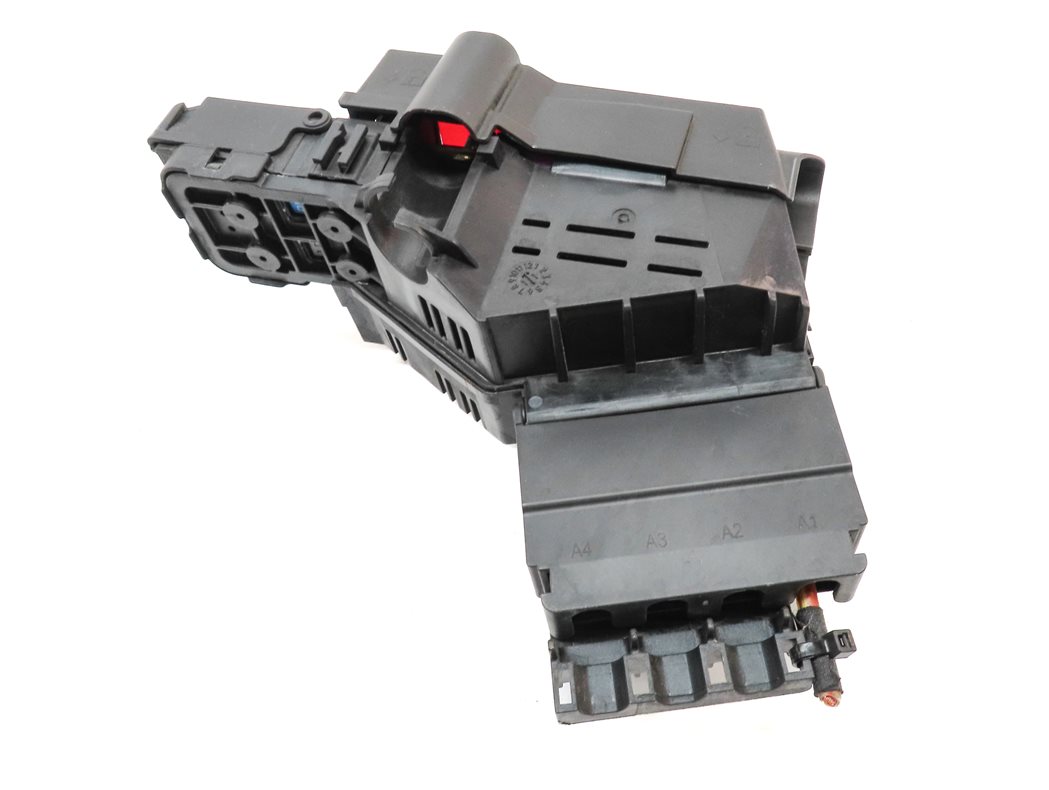 Thumbnail 4: 2012 MERCEDES ML350 (W166) 3.5L (276.955) POSITIVE BATTERY TERMINAL JUNCTION BOX