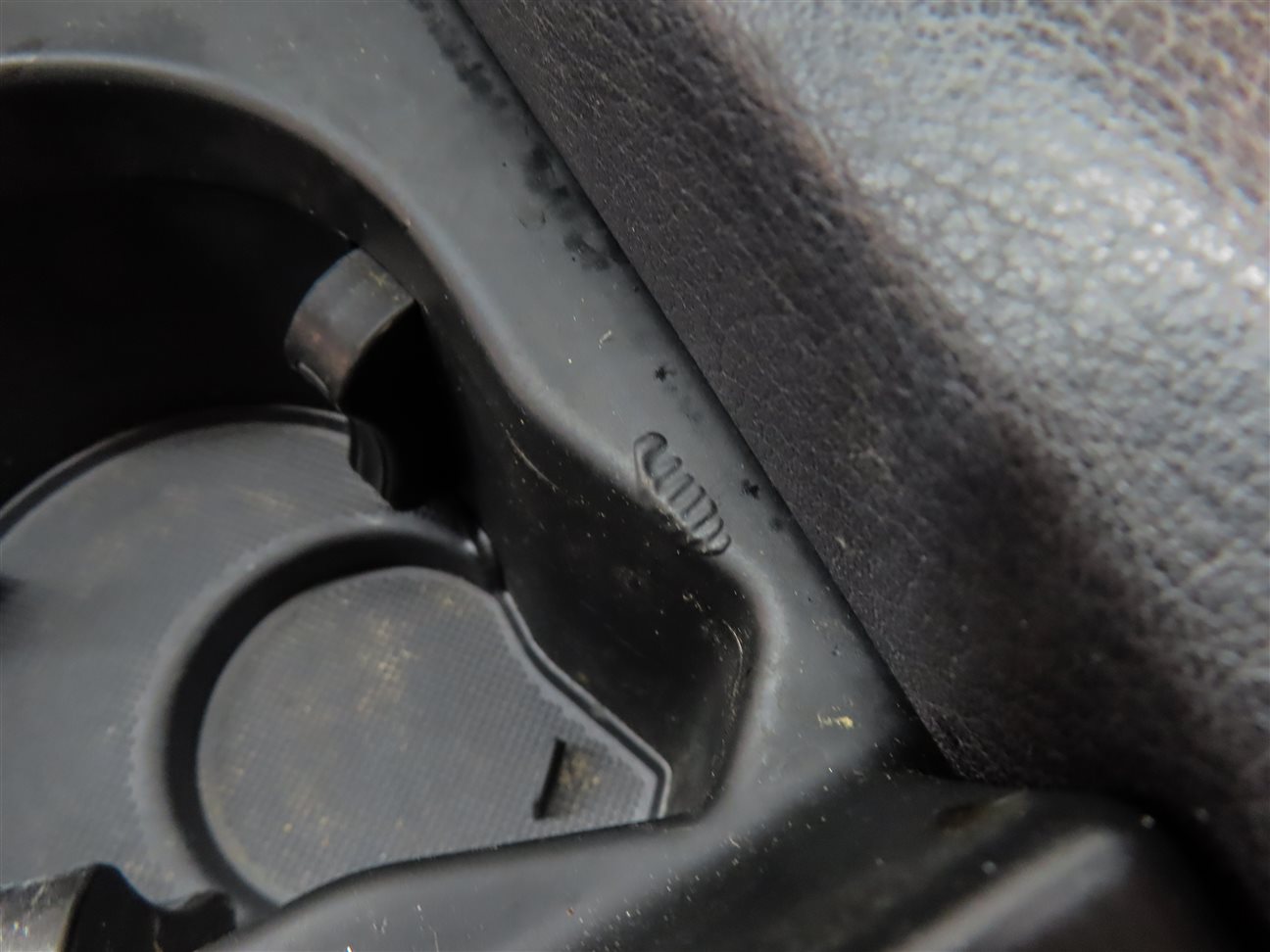 Thumbnail 8: 07-15 AUDI Q7 (4L) FRONT CENTER CONSOLE ARMREST CUP HOLDER COMPARTMENT(Black)