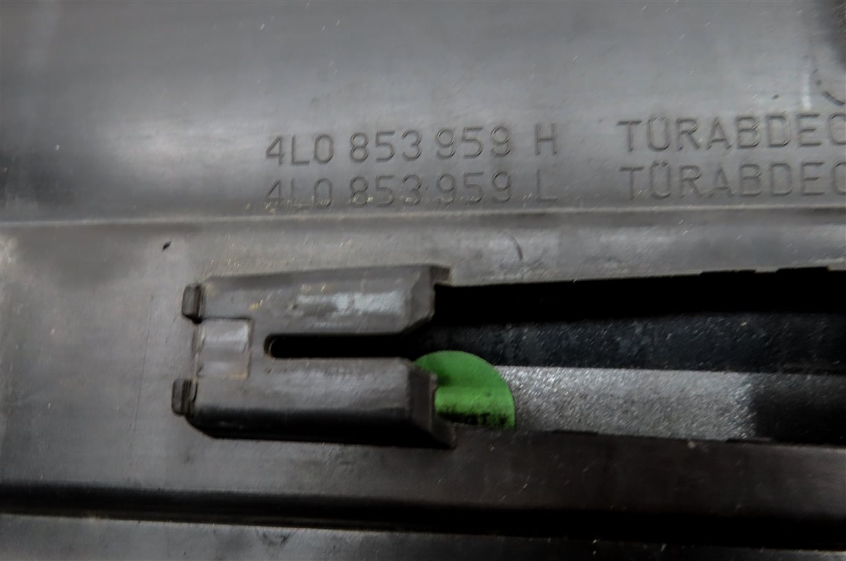 Thumbnail 7: 10-15 AUDI Q7 (4L) FRONT LEFT DRIVER LOWER EXTERIOR DOOR TRIM MOULDING (Gray)