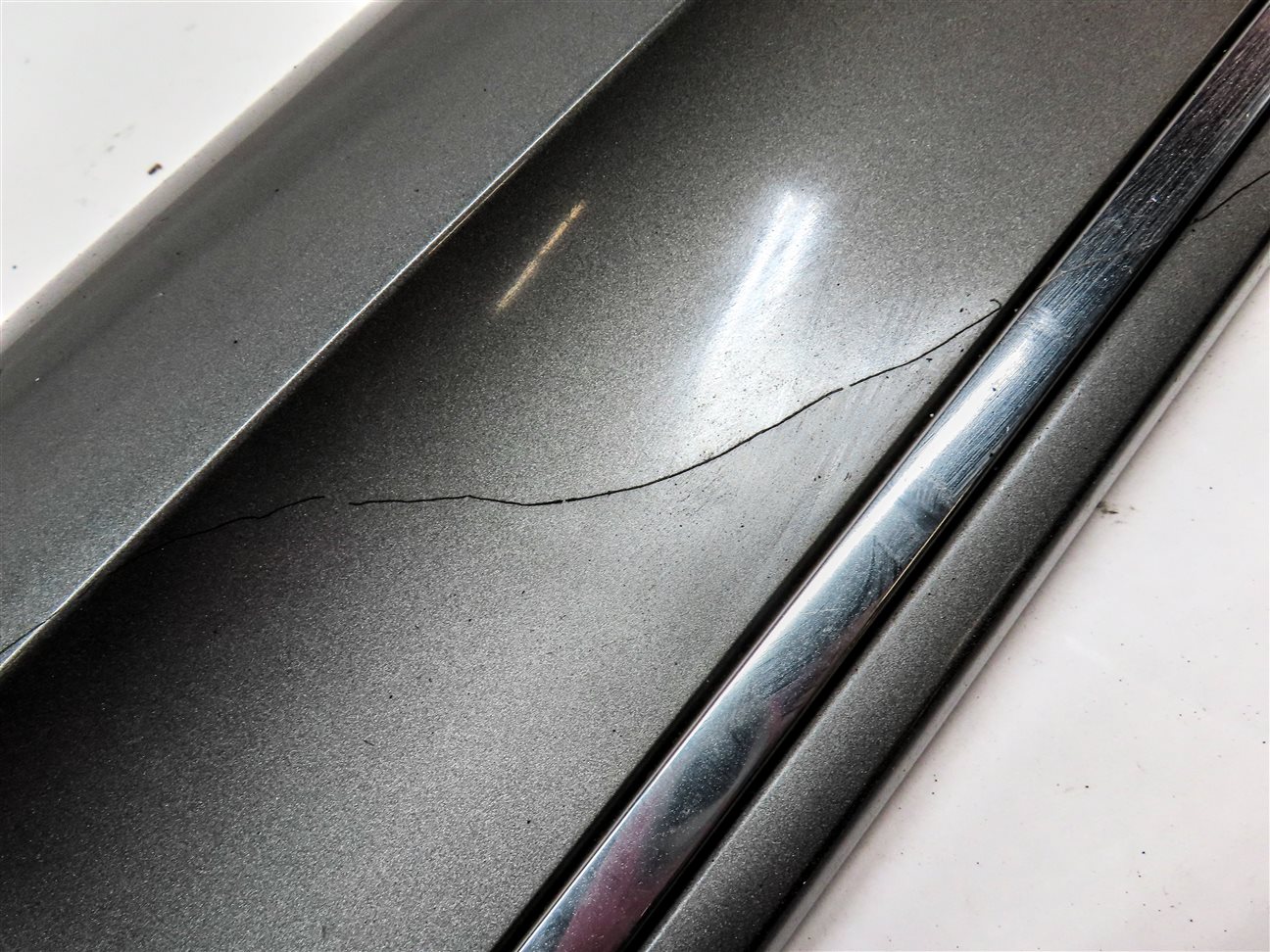Thumbnail 8: 10-15 AUDI Q7 (4L) FRONT LEFT DRIVER LOWER EXTERIOR DOOR TRIM MOULDING (Gray)