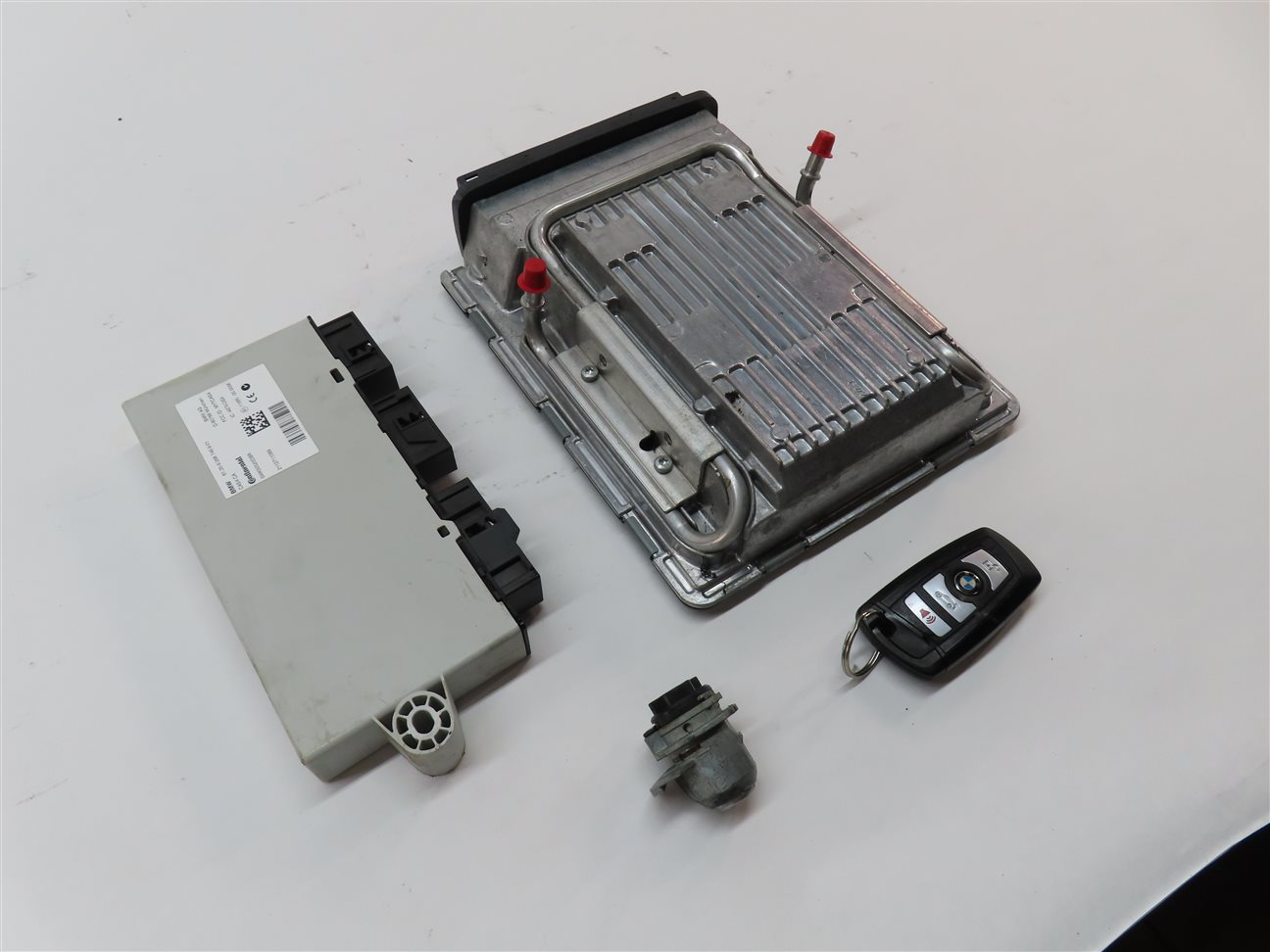 Thumbnail 2: 09-13 BMW 550i 650i 750i B7 (F01 F06 F10) 4.4L TURBO ENGINE CAS 4 MODULE KEY SET