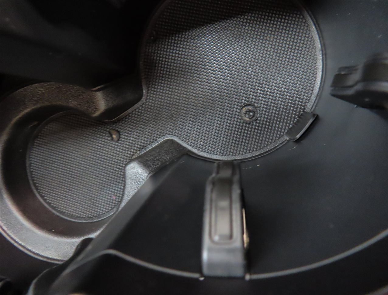 Thumbnail 8: 2016 PORSCHE MACAN (95B) FRONT CENTER CONSOLE STORAGE COMPARTMENT CUP HOLDER