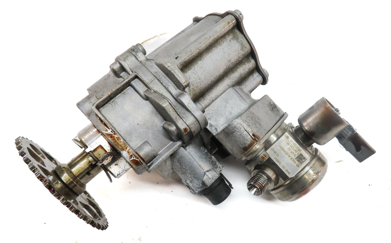 Thumbnail 5: 2014 BMW X3 (F25) 3.0L (N55) ENGINE BRAKE VACUUM PUMP w/ HIGH PRESSURE FUEL PUMP