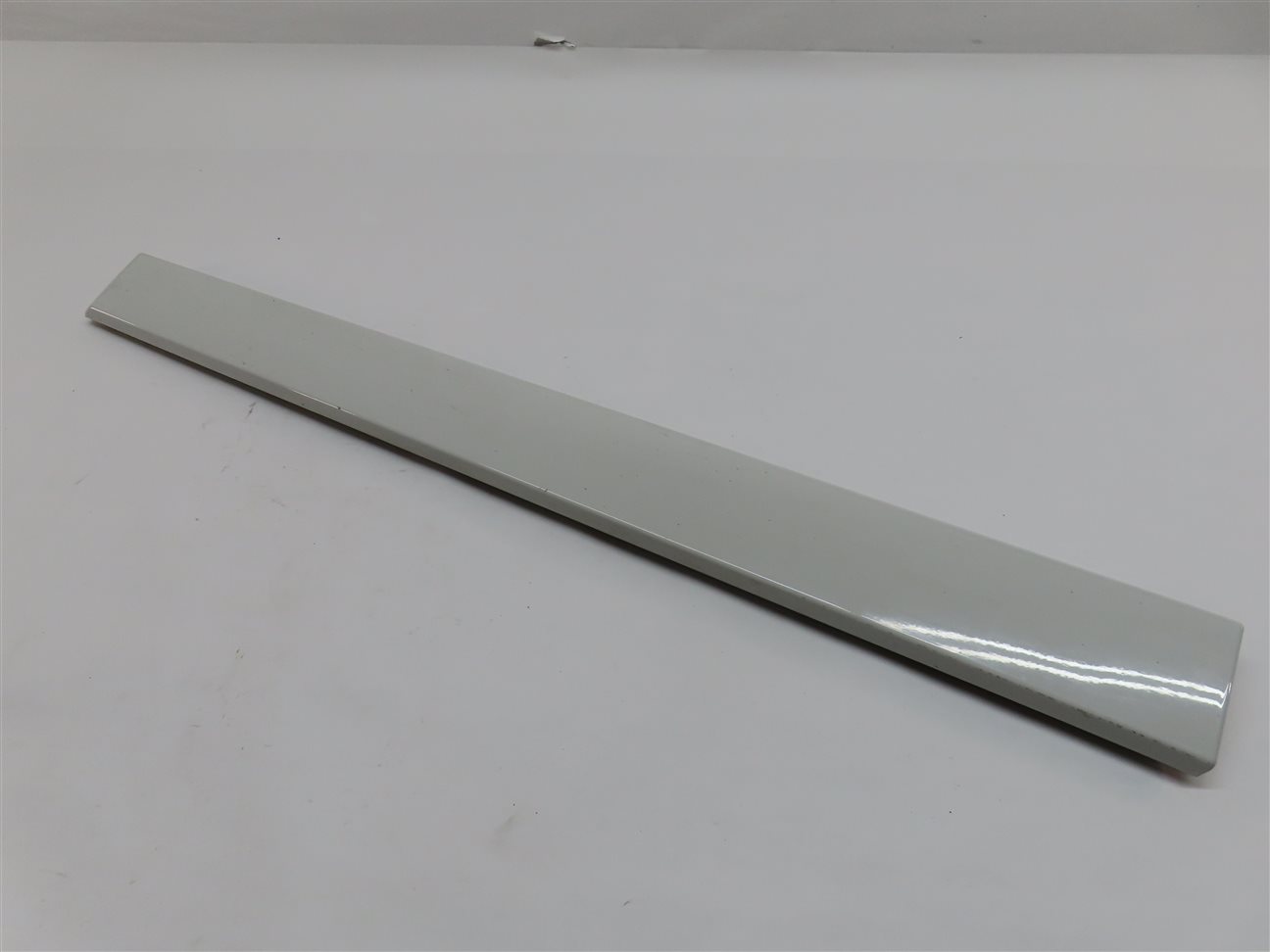 11-18 BMW X3 X4 F25 F26 FRONT RIGHT LOWER DOOR MOULDING TRIM (w/ M PKG) (White)