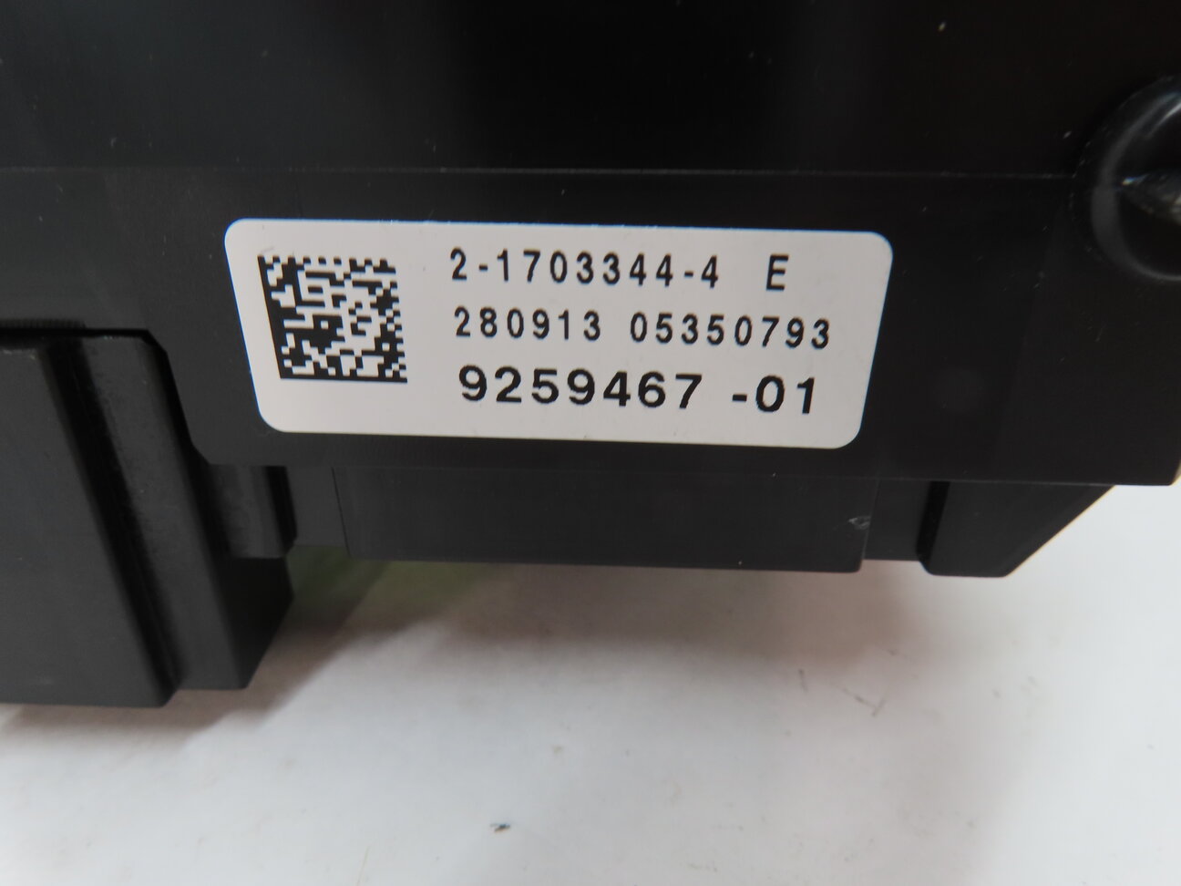 Thumbnail 7: 2014 BMW X3 (F25) 3.0L (N55) FRONT ENGINE POWER DISTRIBUTION FUSE BOX