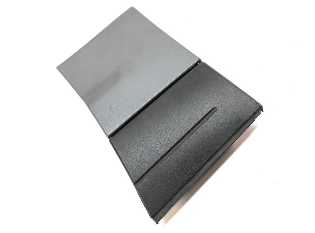 Thumbnail 3: 14 PORSCHE CAYENNE (958) FRONT RIGHT PASSENGER LOWER FENDER TRIM MOULDING (Gray)